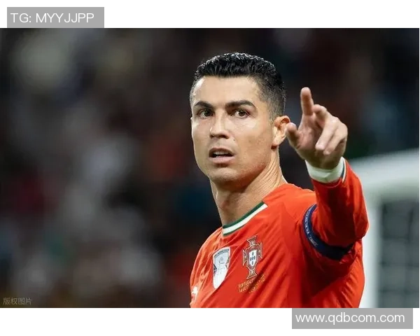 足球巨星C罗佩戴手环背后的秘密与象征意义解析