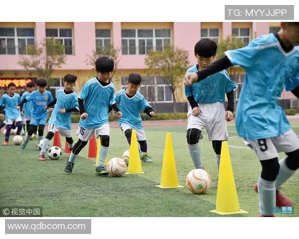 足球明星与小朋友共同参与的趣味游戏互动活动，亲子欢聚共享快乐时光